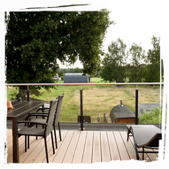 Dachterrasse ca. 20 m² mit Esstisch, Sonnenschirm Dachterrasse ca. 20 m² mit Esstisch, Sonnenschirm und <br />zwei Liegen