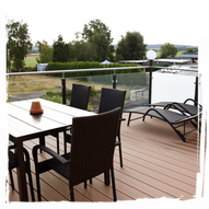 Dachterrasse ca. 20 m² mit Esstisch, Sonnenschirm Dachterrasse ca. 20 m² mit Esstisch, Sonnenschirm und <br />zwei Liegen